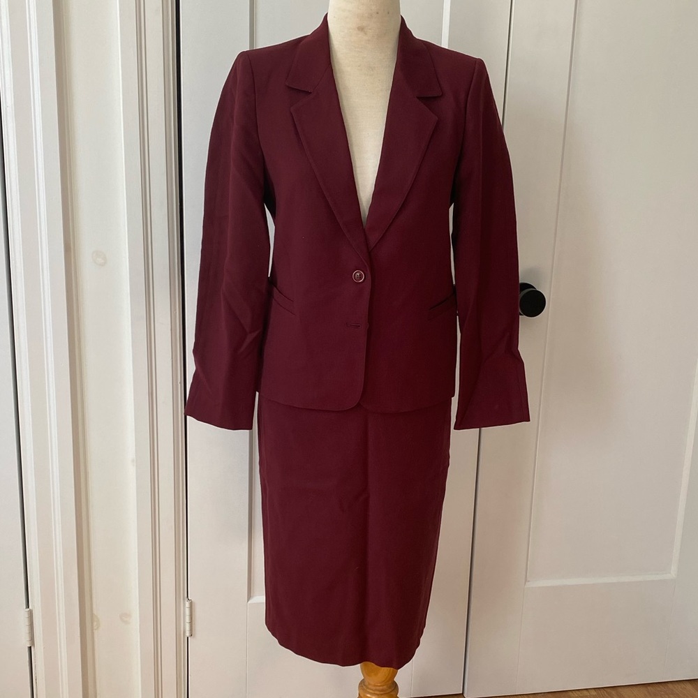 Vintage 80’s suit. Blazer and pencil skirt.